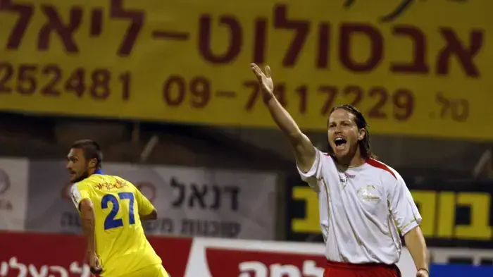 אבי סופר שחקן הפועל רעננה מוחה, איביצ'ה אילייב שחקן מכבי תל אביב חוגג