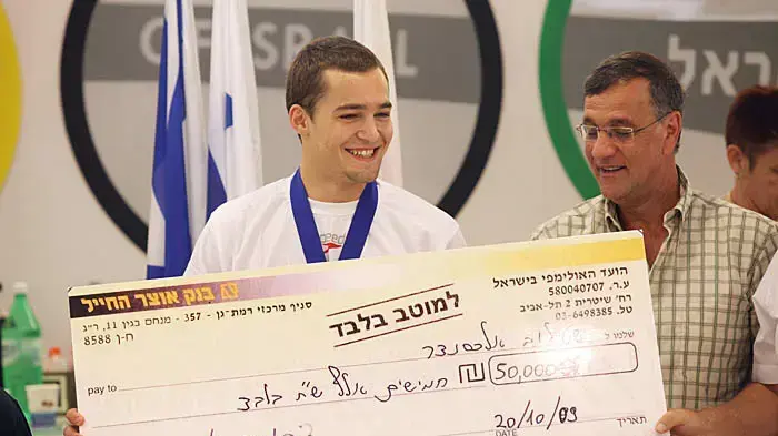 אפרים זינגר מזכיר הועד האולימפי עם אלכס שטילוב