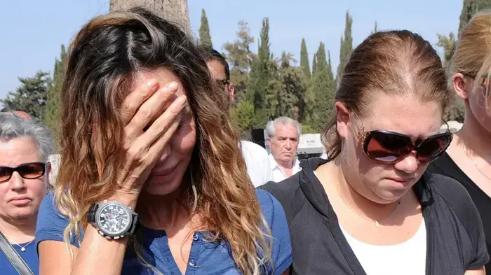 לירון פנאן (מימין) לצד אמה שרון בהלוויה של מוני פנאן לירון פנאן (מימין) לצד אמה שרון בהלוויה של מוני פנאן