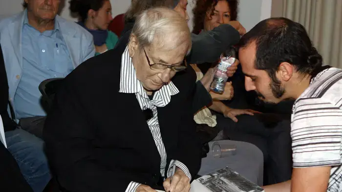 יורם קניוק חותם על ספרו "היהודי האחרון"