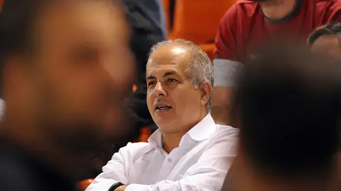 יושב ראש ההתאחדות לכדורגל אבי לוזון במגרש בשכונת התקוה