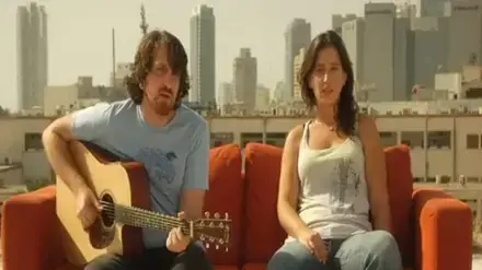 מתוך הקליפ של הקרסיטרס לשיר I Don't Mind