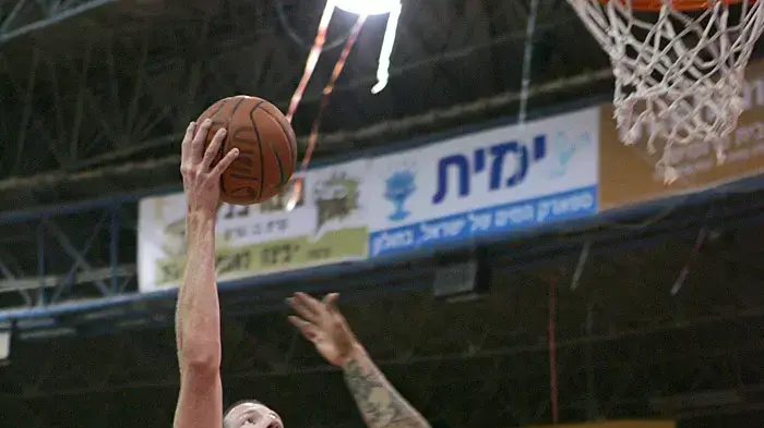 ארז מרקוביץ' שחקן עירוני ראשון לציון עולה לסל