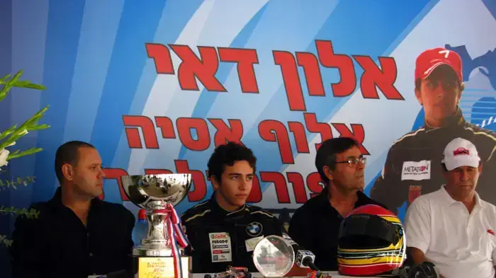 אלון דאי במסיבת עיתונאים עם חזרתו לישראל אחרי זכייה בתואר אלוף אסיה