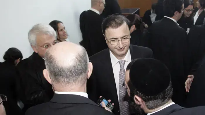 לב לבייב ביציאה מבית המשפט בתל אביב אחרי דיון בנושא אפריקה ישראל
