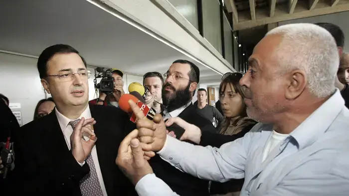לב לבייב ביציאה מבית המשפט בתל אביב אחרי דיון בנושא אפריקה ישראל
