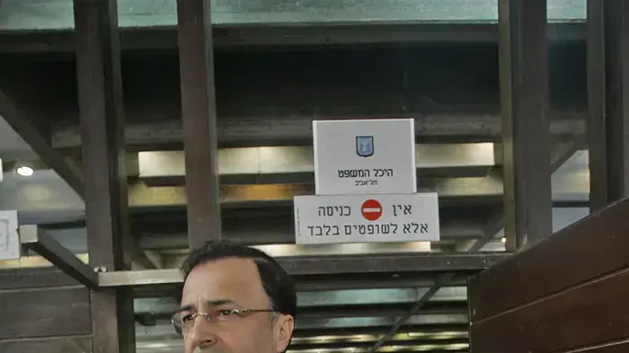 לב לבייב ביציאה מבית המשפט בתל אביב אחרי דיון בנושא אפריקה ישראל