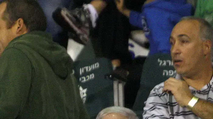 נשיא מכבי חיפה יעקב שחר במרכז
