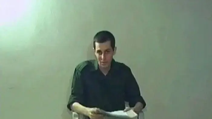 רופאים מצרפת בדקו את גלעד שליט