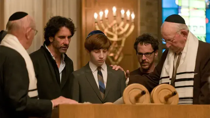 האחים כהן בסצנת העלייה לתורה ב"יהודי טוב"
