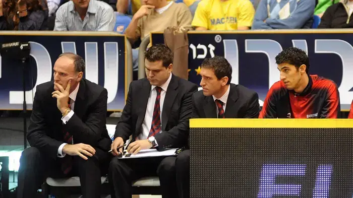 מאמן קאחה דושקו איבנוביץ' (שמאל) מאמן קאחה דושקו איבנוביץ' (שמאל)