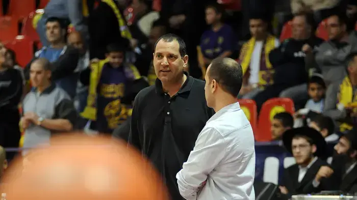 עמיר עוזי מאמן הפועל חולון עם טובי שוורץ יו"ר הפועל חולון