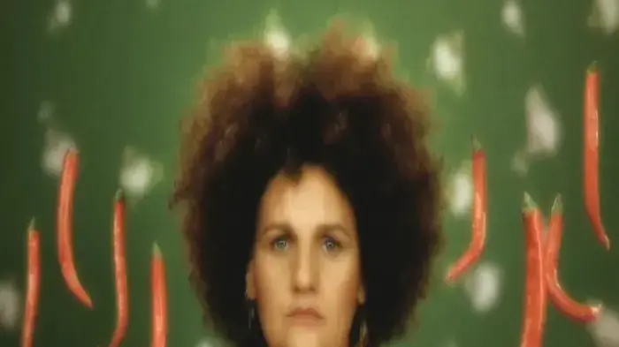 מתוך הקליפ של קרולינה לשיר "אף אחד לא בא לי"