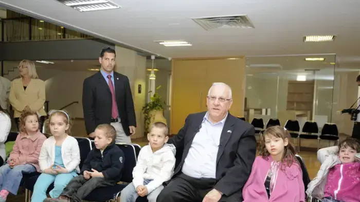 רובי ריבלין מסייר עם ילדים בכנסת