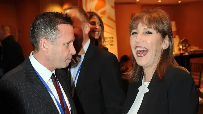 שרת התרבות והספורט לימור לבנת (ימין) עם יו"ר מנהלת ליגת העל אבר קופל (שמאל)