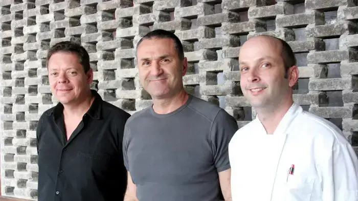 דניאל שליט, דוד זהות ודניאל זך  - אסיה מוניקה