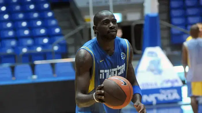 שחקן מכבי תל אביב, סטפון לאזמה