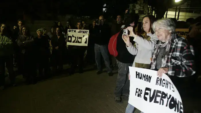 עצרת מחאה נגד מעצרים של פליטים ועובדים זרים על ידי יחידת עוז בזמן תפילה ופולחן דתי, תל אביב ינואר 2010