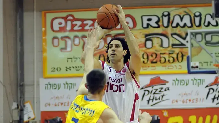 פורוורד הפועל עפולה ניר כהן (ימין)