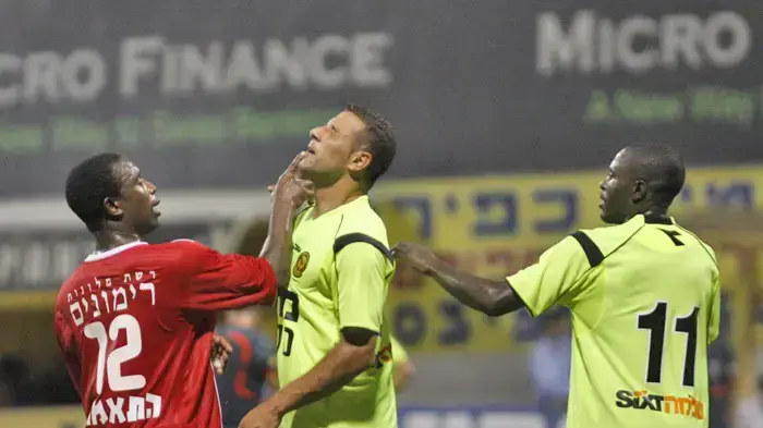 עמנואל פאפו שחקן הפועל חיפה מול אחמד סבע שחקן מכבי נתניה