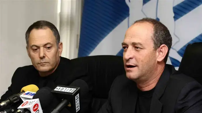 יושב ראש איגוד הכדורסל שי שני לצד ניצב בדימוס אריה עמית