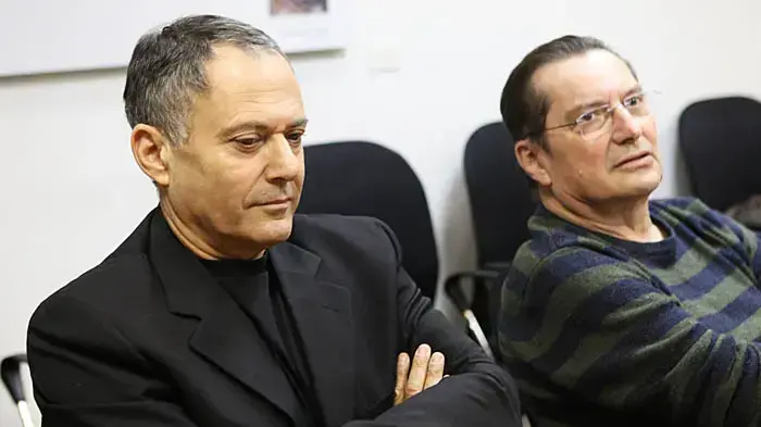 אריה עמית יושב ראש ועדת האתיקה של איגוד הכדורסל לצד שוקי קרמר היועץ המשפטי של האיגוד
