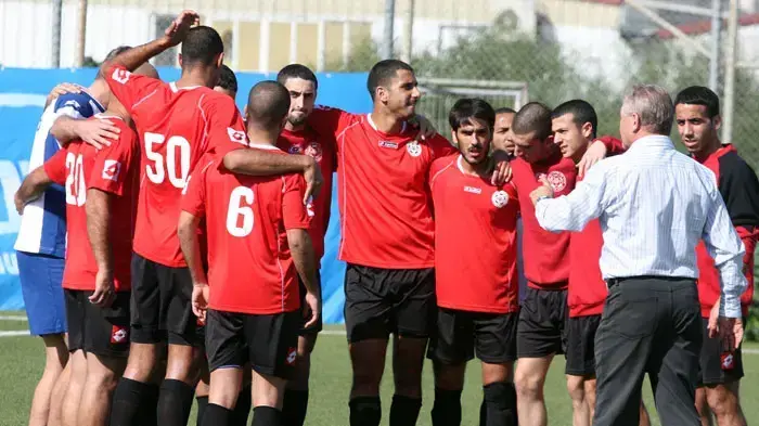 שייע פייגנבוים לצד שחקני הפועל חדרה