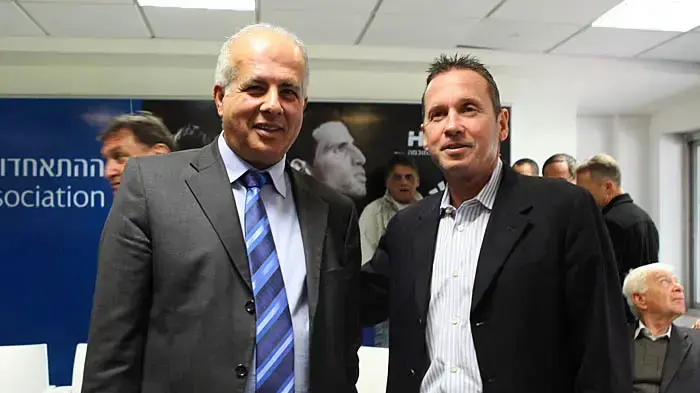 יושב ראש מנהלת הליגה אבנר קופל עם יושב ראש ההתאחדות לכדורגל אבי לוזון