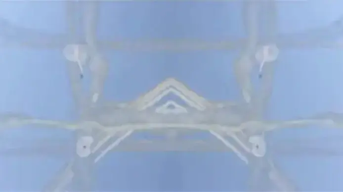 מתוך הקליפ של יו לה טנגו לשיר "Here to Fall"