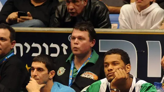 ג'רמי טיילר שחקן מכבי חיפה יושב על הספסל לצד דרור חג'ג'