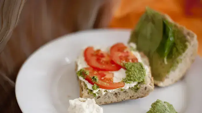 כריך איטלקי עם ממרח פסטו וגבינת קשיו