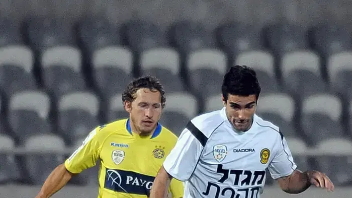 דייויד גומז שחקן מכבי נתניה מול אנדריי קומאץ שחקן מכבי תל אביב