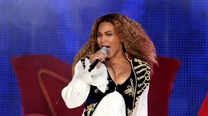 ביונסה לובשת אלכסנדר מקווין ב-World Music Awards במונקו, נובמבר 2008