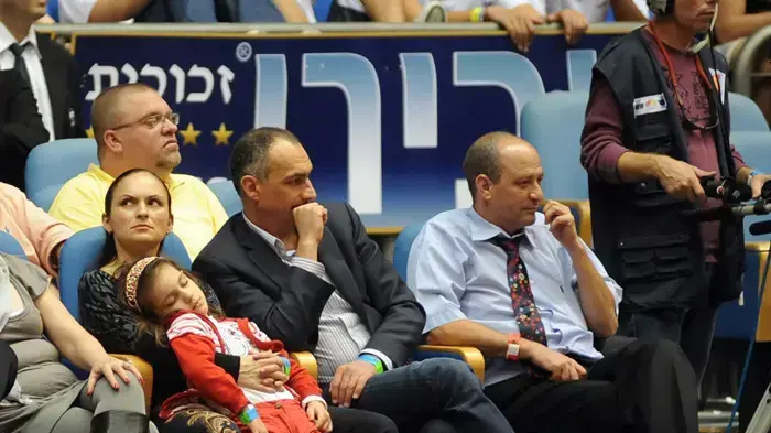 יו"ר איגוד הכדורסל שי שני (ימין)