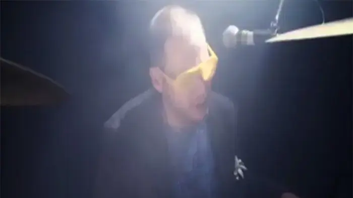 מתוך הקליפ של להקת הקרטל לשיר "ככה זה שאוהבים"
