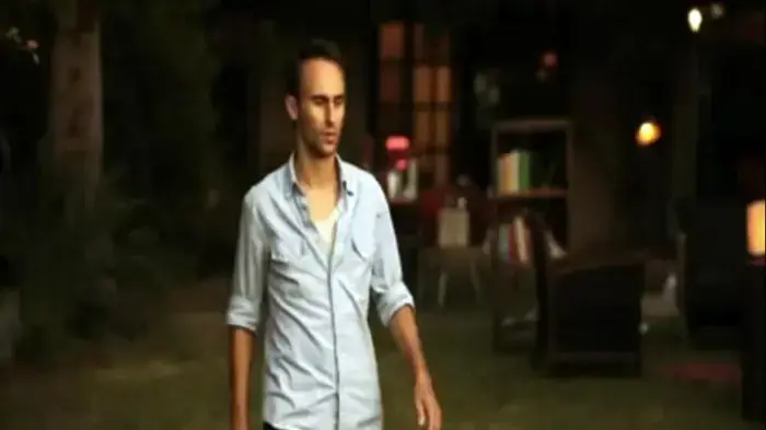אסף אמדורסקי בקליפ ל"הוא האמין לה" בשפה הצרפתית