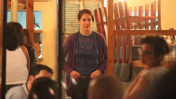 דניאלה וירצר ממלצרת בבית קפה התחתית, פברואר 2010 דניאלה וירצר ממלצרת בבית קפה התחתית, פברואר 2010
