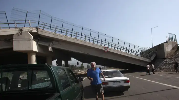 גשר התמוטט בכביש מהיר , רעידת אדמה בצ'ילה פברואר 2010