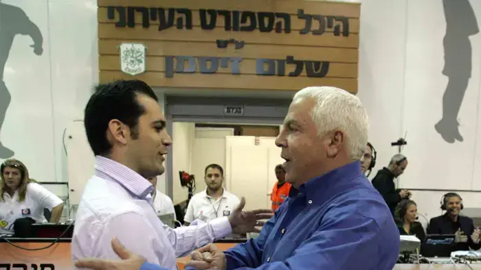מאמן מכבי תל אביב, פיני גרשון, לצד מאמן עירוני רמת גן, יניב בורגר