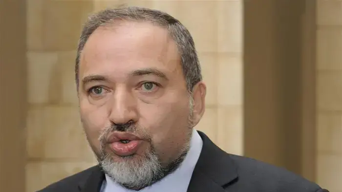 שר החוץ אביגדור ליברמן מגיש עתירה לבית משפט עליון בירושלים- מרץ 2010