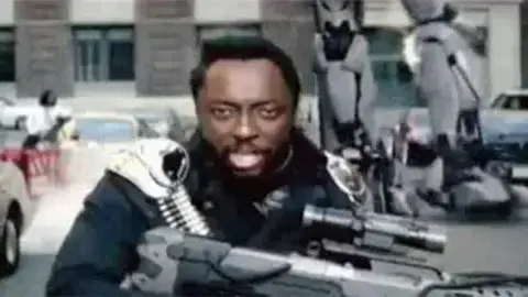 מתוך הקליפ של בלאק אייד פיז לשיר "I Wanna Rock"