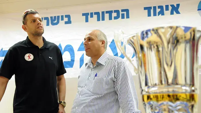 עידן מימון קפטן הפועל ראשון לציון עם דורון שמחי יו"ר איגוד הכדוריד