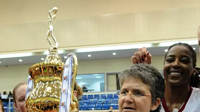 מאמנת אלקטרה רמת השרון אורנה אוסטפלד מניפה את גביע המדינה בכדורסל