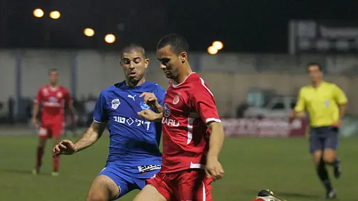 קשר הפועל תל אביב גילי ורמוט (ימין) מול שחקןן הפועל פתח תקוה אלי ביטון (שמאל)