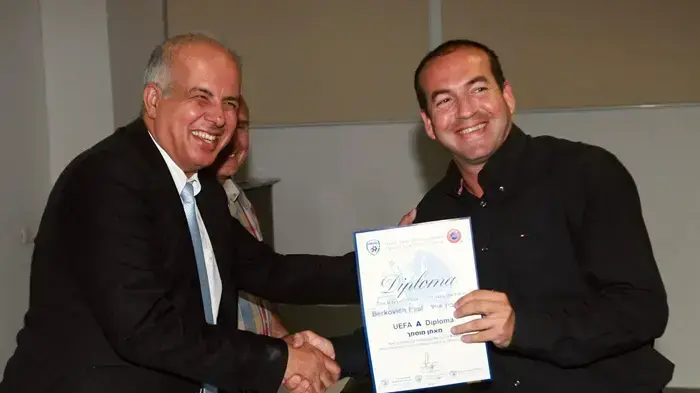 איל ברקוביץ' מקבל תעודת מאמן מיו"ר ההתאחדות אבי לוזון