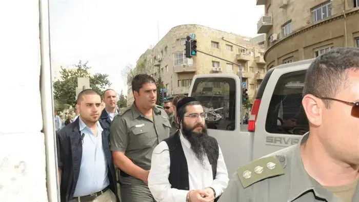 אליאור חן מגיע לרבנות בירושלים במטרה להתגרש מה"אם המתעללת"- מרץ 2010
