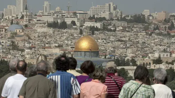 תיירים בהר הזיתים צופים על העיר העתיקה