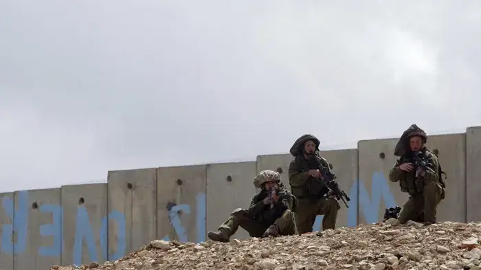 חיילים ליד גדר ההפרדה סמוך למחסום קלנדיה במהלך יום הזעם חיילים ליד גדר ההפרדה סמוך למחסום קלנדיה במהלך יום הזעם