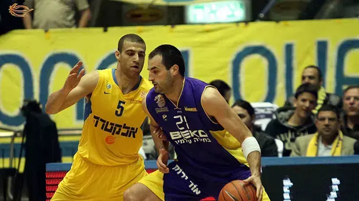 סשה בראטיץ' שחקן הפועל חולון מול רביב לימונד שחקן מכבי תל אביב