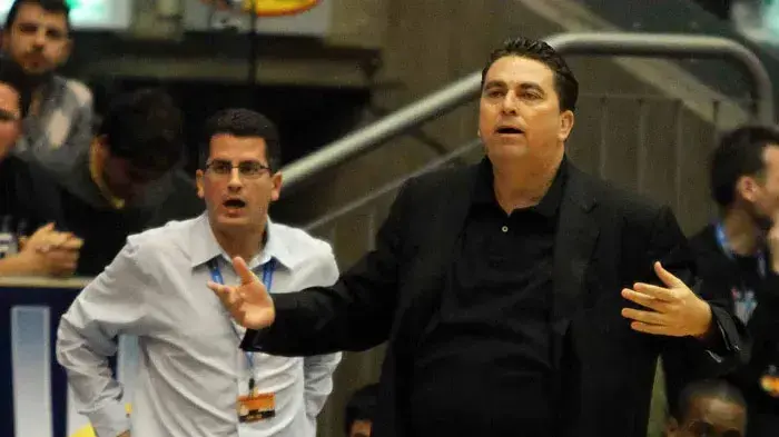 מיקי דורסמן מאמן הפועל חולון עם עוזרו אבנר יאור